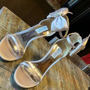 Badgley Mischka Fran solf blush heels👠 size 7M Bow ornament,lucite detail